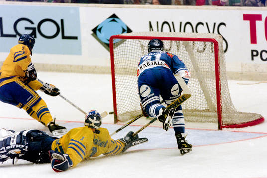 Finland Petri Varis fri med Johan Hedberg, målvakt i