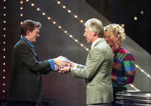 Årets mittfältare Jesper Blomqvist och får sitt pris av