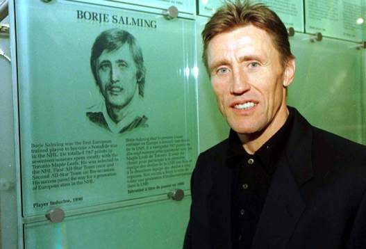 TORONTO. --ISHOCKEY-- BÖRJE SALMING VID SIN TAVLA SOM