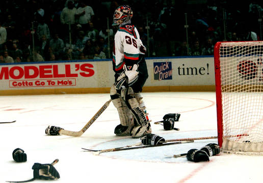 Tommy Salo, målvakt i New York Islanders står ensam med
