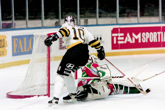 Pavel Patera, AIK fri med frölundas målvakt Mikael