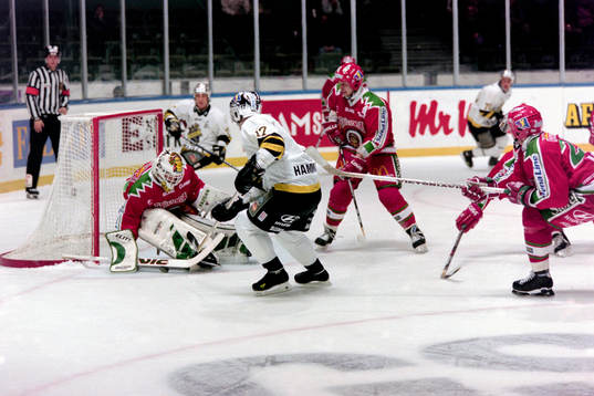 Peter Hammarström, AIK fri med frölundas målvakt Mikael