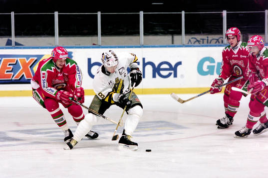 Rikard Franzén, AIK med frölundas Arto Blomsten i ryggen