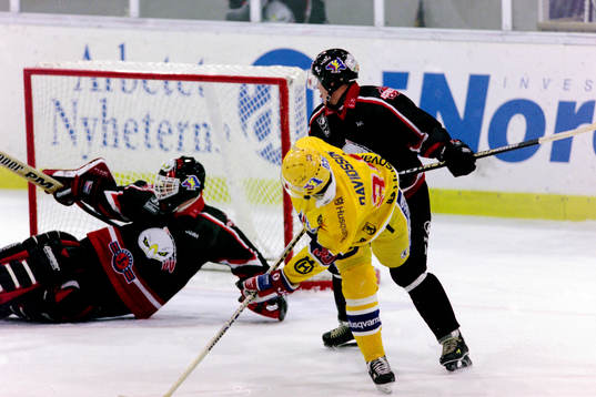Johan Davidsson, HV71 framför malmös målvakt Peter