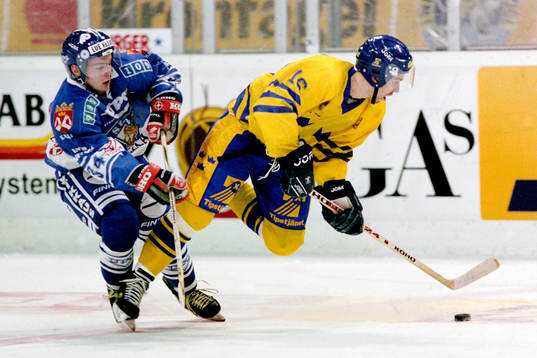 Nichlas Falk, Sverige stoppas av finlands Jani Hassinen
