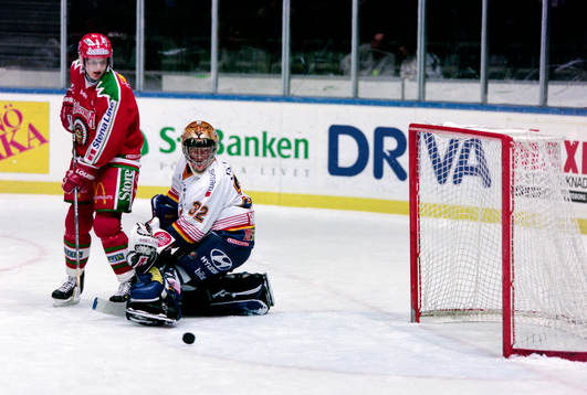 Frölundas Joni Lius framför Petter Rönnqvist, målvakt,