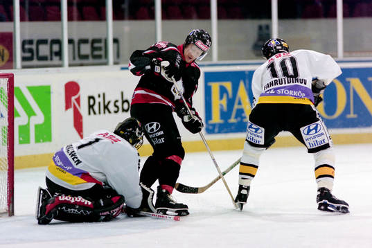 Malmös Stefan Elvenes framför Ari-Pekka Siekkinen,