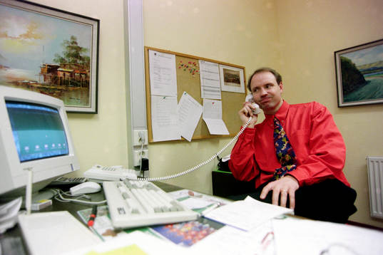 Andreas Ravelli, ny tränare i Öster på sitt kontor