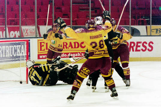 Pucken i mål bakom Miikka Kiprusoff, målvakt i AIK och