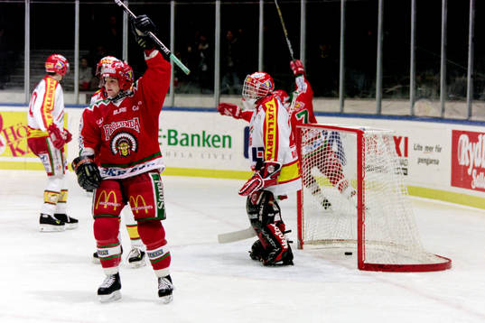 Pucken i mål bakom modos målvakt Fredrik Andersson och
