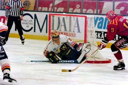 Igor Boldin, Brynäs framför Petter Rönnqvist, målvakt i