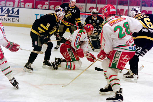 Lasse Pirjetä, Frölunda stoppas av Anders Gozzi, AIK