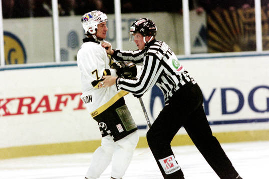 Stefan Gustavsson, AIK stoppas av domaren