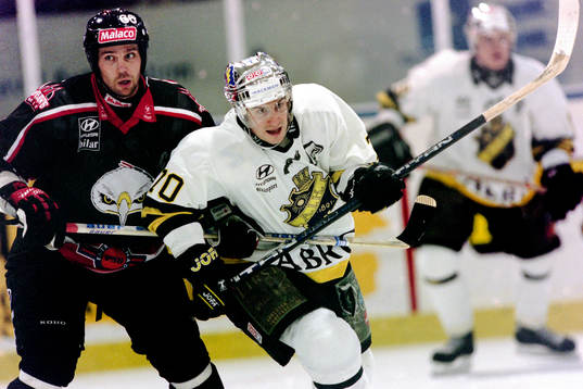 Martin Prochazka, AIK med malmös Mats Lusth i ryggen