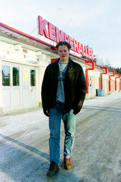 Samuel Påhlsson utanför Kempehallen
