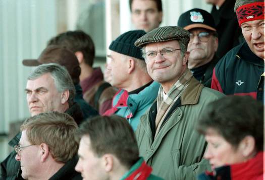 Ett bandyfan skall ha keps, så även Kung Carl Gustaf