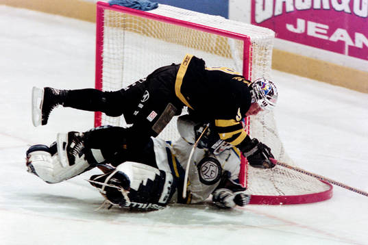 Anders Gozzi, AIK kolliderar med leksands målvakt Johan