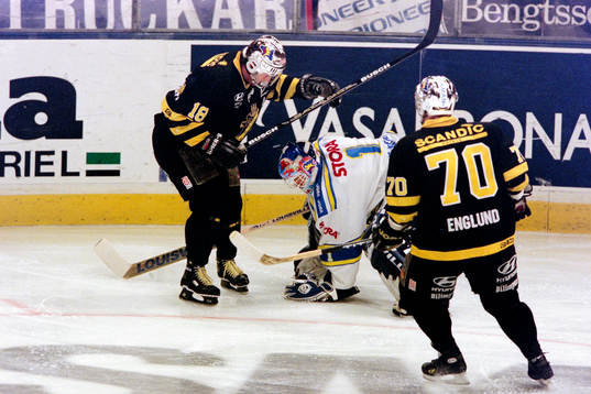 Tomas Strandberg, AIK framför Johan Hedberg, målvakt i