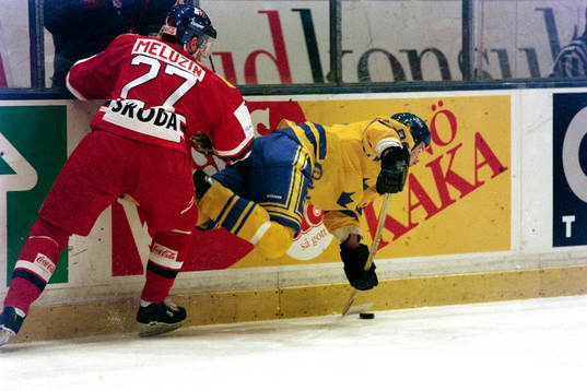 Tjeckernas Roman Meluzin stoppar Michael Nylander, Sverige