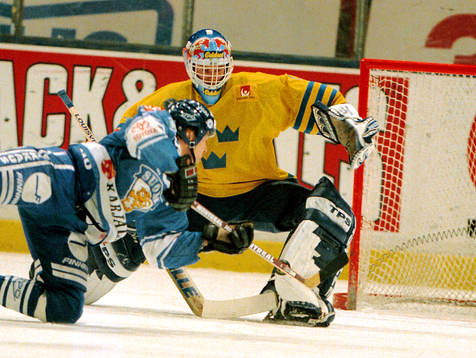 Johan Hedberg hade det inte lätt i svenska buren