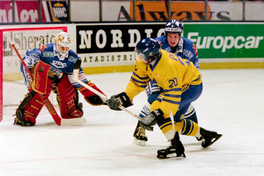 Per Svartvadet, Sverige framför finlands målvakt Jarmo