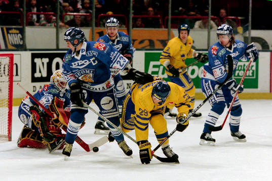 Per-Johan Axelsson, Sverige framför finlands Hans Virta