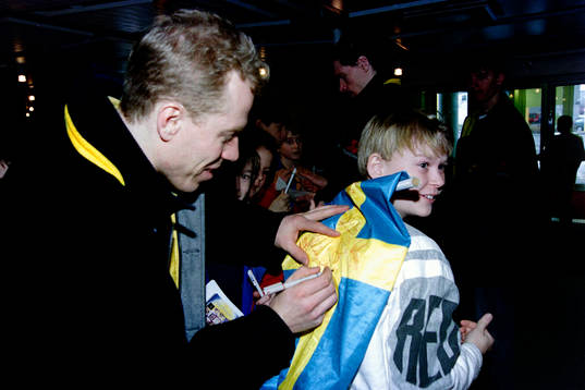 Jonas Bergqvist, Sverige skriver autografer