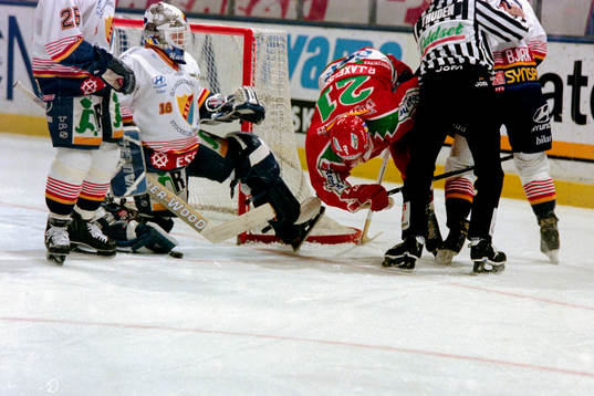 Per-Johan Axelsson, Västra Frölunda stoppas framför