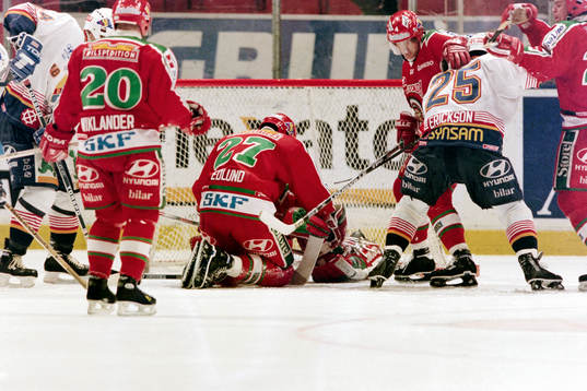 Pär Edlund på knä framför Håkan Algotsson, målvakt i