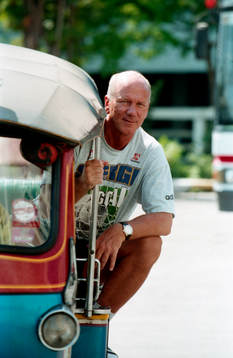 Tommy Svensson, förbundskapten, Sverige åker tuktuk
