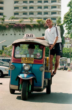 Andreas Andersson åker tuktuk