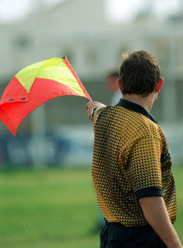 Linjedomaren vinkar för offside