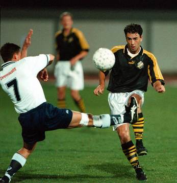 Dansken slänger ut ett ben och stoppar Pierre Gallo och AIK