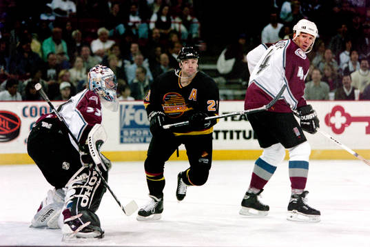 Martin Gelinas, Vancouver Canucks framför Patrick Roy,