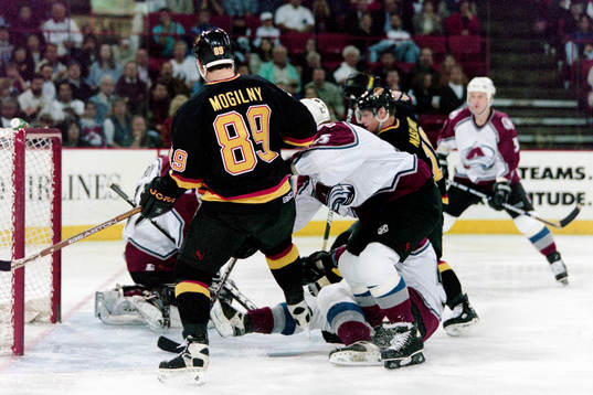 Alexander Mogilny, Vancouver oroar colorados försvar