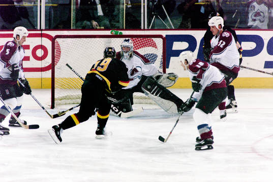 Markus Näslund, Vancouver framför Patrick Roy, målvakt,