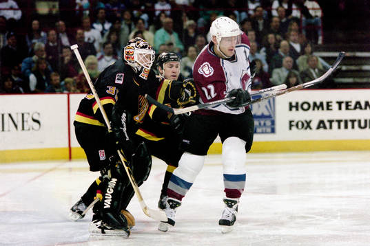 Corey Hirsch, målvakt, Vancouver Canucks och Claude