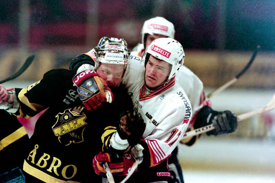 en spelare i AIK omfamnas av djurgårdens Ola Josefsson