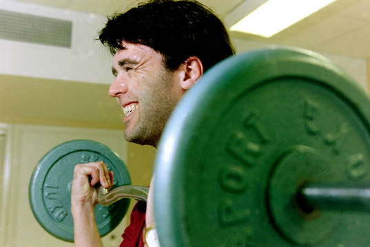 Martin Ingvarsson tränar på gym