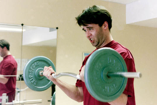 Martin Ingvarsson tränar på gym