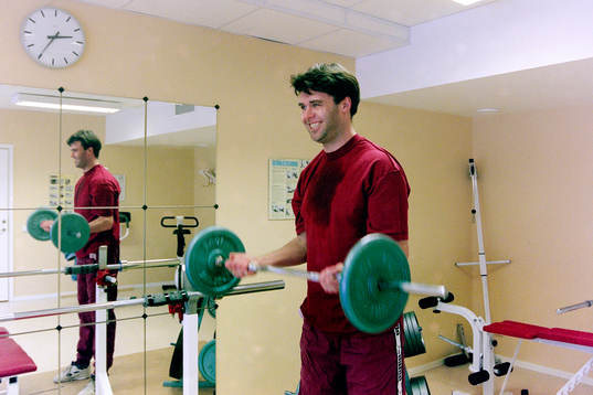 Martin Ingvarsson tränar på gym