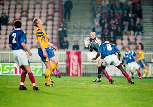 Frankrikes målvakt och Fabien Barthez lägger beslag på