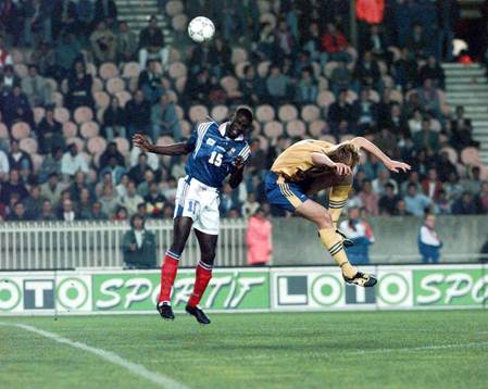 Kennet Andersson fint framme och oroar Laurent Thuram från