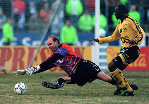 Moses Nsubuga, Elfsborg försöker runda Thomas Ravelli,