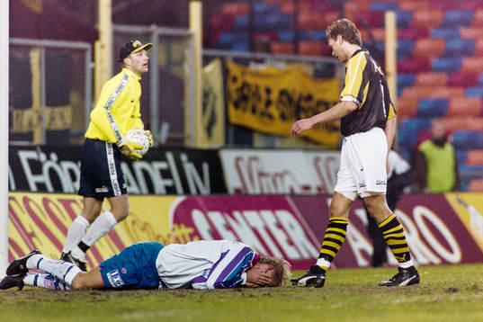 Magnus Hedman, målvakt och Krister Nordin, AIK med en