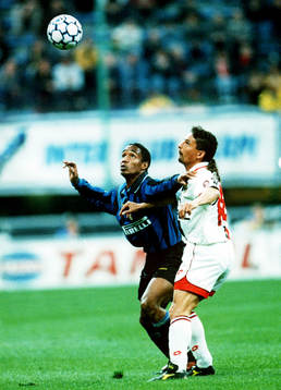 Paul Ince mot Roberto Baggio