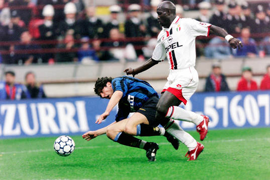George Weah, Milan stoppar en interspelare