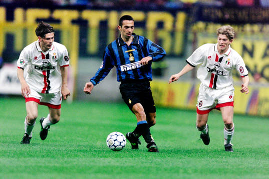 Youri Djorkaeff, Inter med bollen uppvaktas av milans