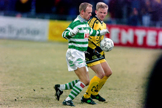 Niclas Slagstedt, Västerås med bollen uppvaktas av