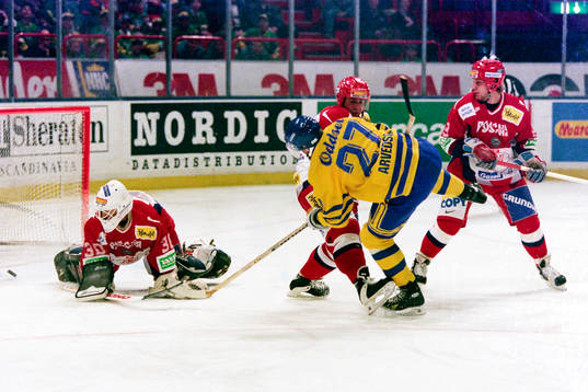 Magnus Arvedson framför rysslands målvakt Sergei Fadeev